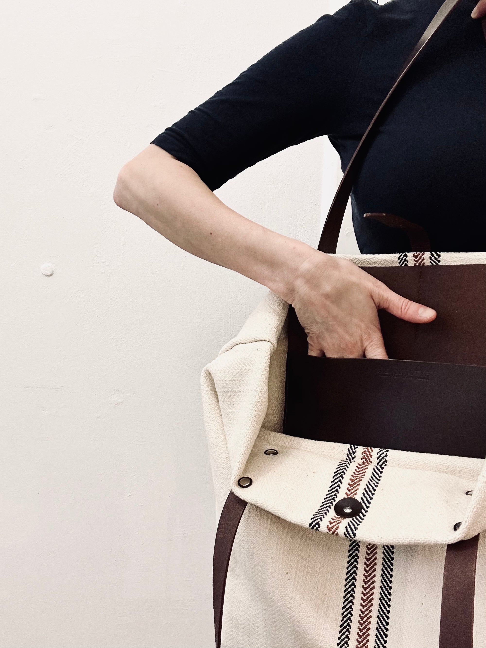 Textile tote - beige hemp with three stripes and leather straps